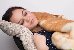 Come puoi dormire su una sedia reclinabile